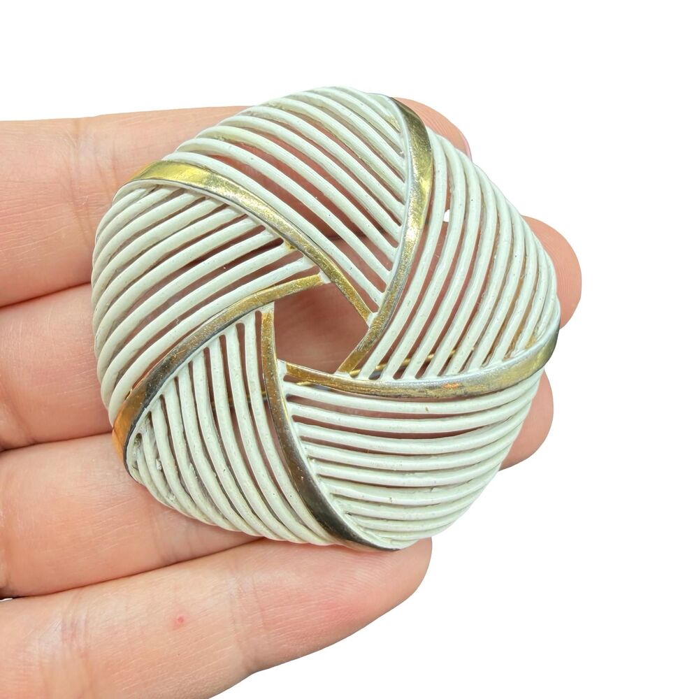 Vintage Jewelry Monet White and Gold Tone Brooch